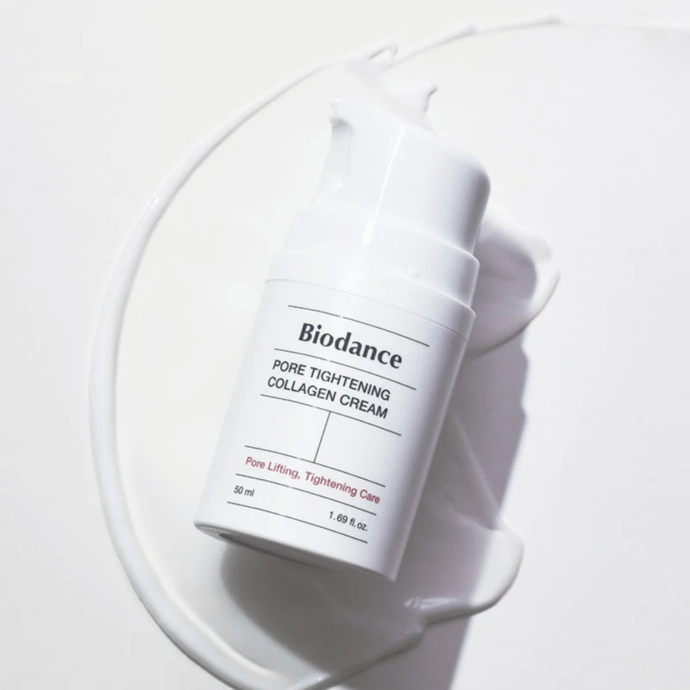 Biodance Porenstraffung Collagen Cream in weißer Pumpflasche, liegend auf einem Wirbel aus weißer Creme.