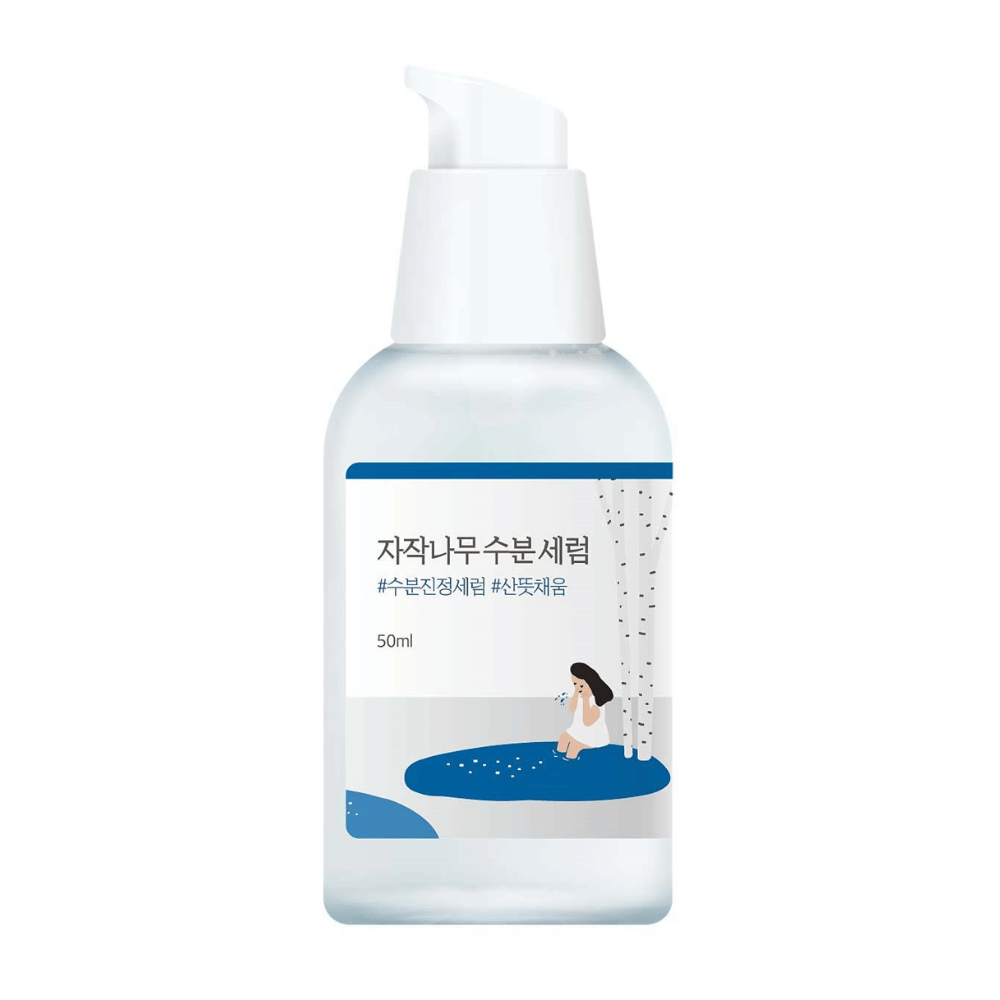 Round Lab Birch Juice Moisturizing Serum in transparenter Pumpflasche mit blauem und weißem Etikett und Illustration von Birke und Mädchen, freigestellt vor weißem Hintergrund.