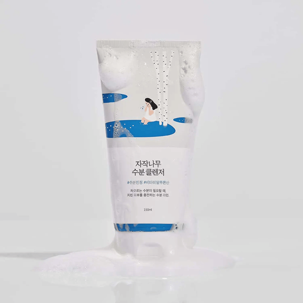 ROUND LAB Birch Juice Moisturizing Cleanser 150 ml in der Tube mit cremigem Schaum, milde Gesichtsreinigung mit Birkensaft, die sanft reinigt, die Haut mit Feuchtigkeit versorgt und auch für empfindliche Haut geeignet ist.