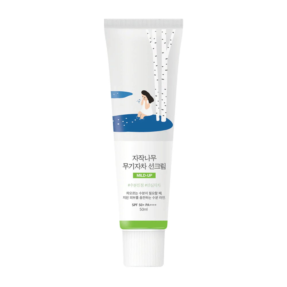 Birch Juice Moisturizing Mild Up Sunscreen SPF 50+ PA++++ – Sonnencreme in weißer Tube mit Illustration von Birken und Mädchen am Wasserlauf, 50 ml.