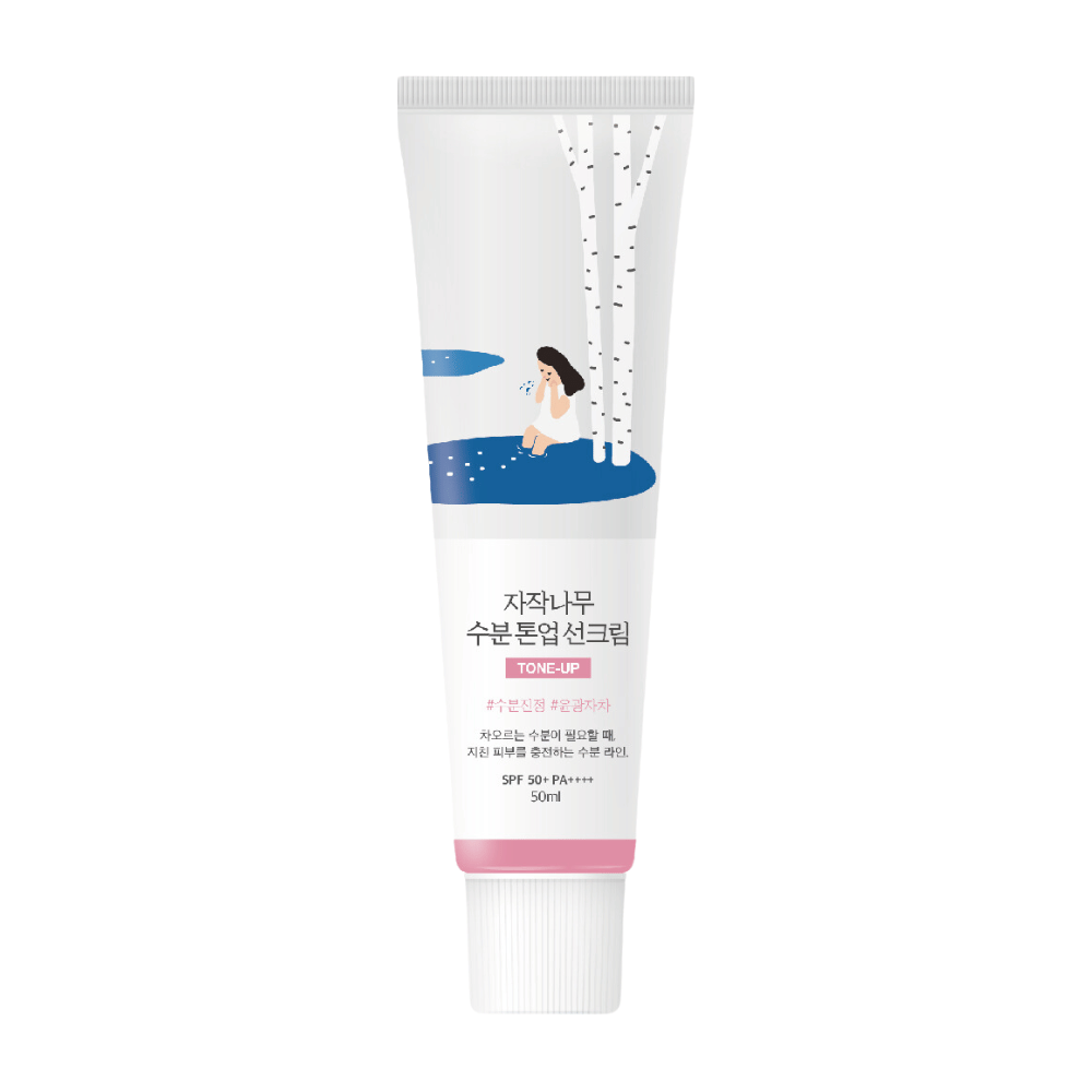 Eine weiße Tube mit Birch Juice Moisturizing Tone Up Sunscreen. Die Tube hat eine Illustration einer Frau, die neben einer Birke an einer Wasserpfütze sitzt. Der Text auf der Tube ist auf Koreanisch und gibt an, dass das Produkt SPF 50+ PA++++ hat und 50 ml enthält.