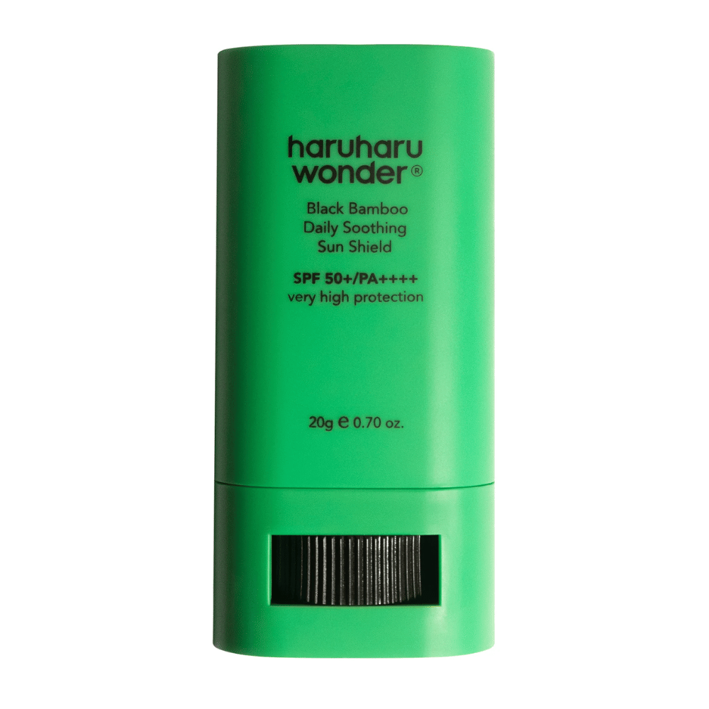 Haruharu Wonder Black Bamboo Daily Soothing Sun Shield – grüner Sonnenschutzstift mit SPF 50+ PA++++ und sehr hohem Schutz, von vorne gezeigt mit sichtbarer Drehfunktion am Boden.