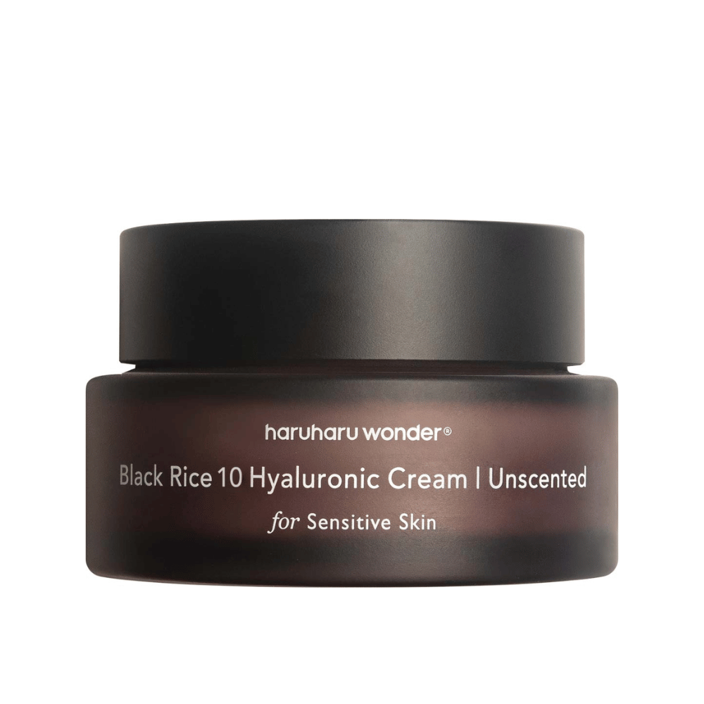 Das Bild zeigt einen Tiegel Hautcreme der Marke haruharu wonder. Das Produkt heißt "Black Rice 10 Hyaluronic Cream" und ist speziell für empfindliche Haut entwickelt, wie aus dem Text hervorgeht.