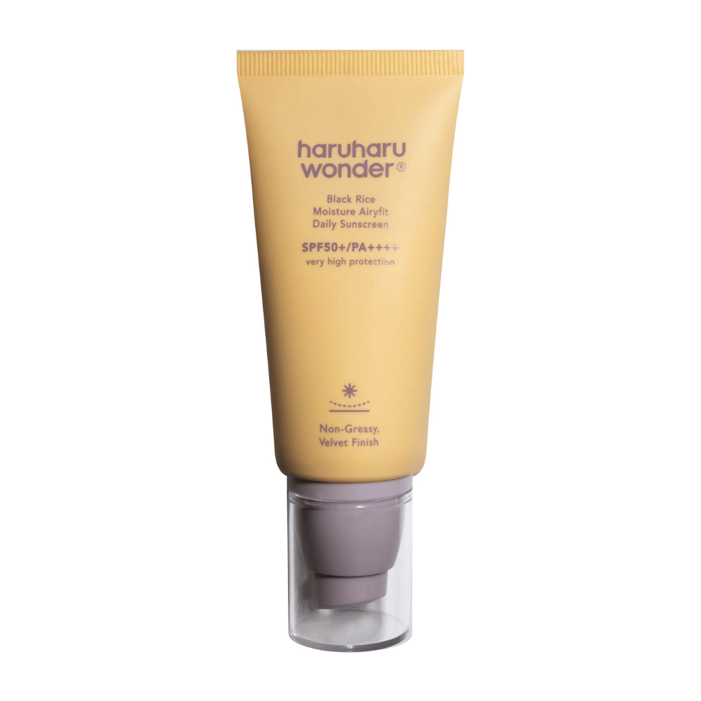 Ein gelbes Röhrchen mit Haruharu Wonder Black Rice Moisture Airyfit Daily Sunscreen SPF 50+ PA++++. Die Tube hat einen durchsichtigen Verschluss und einen Text, der das hohe Schutzniveau der Sonnencreme sowie ihr nicht fettendes, samtweiches Finish beschreibt.