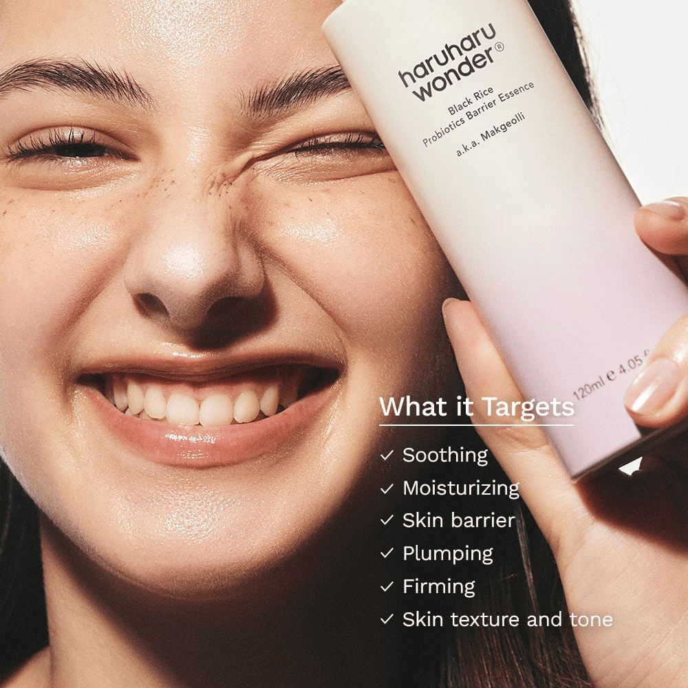 Haruharu Wonder Black Rice Probiotics Barrier Essence wird im Gesicht aufgetragen für Feuchtigkeit, beruhigende Wirkung und eine gestärkte Hautbarriere