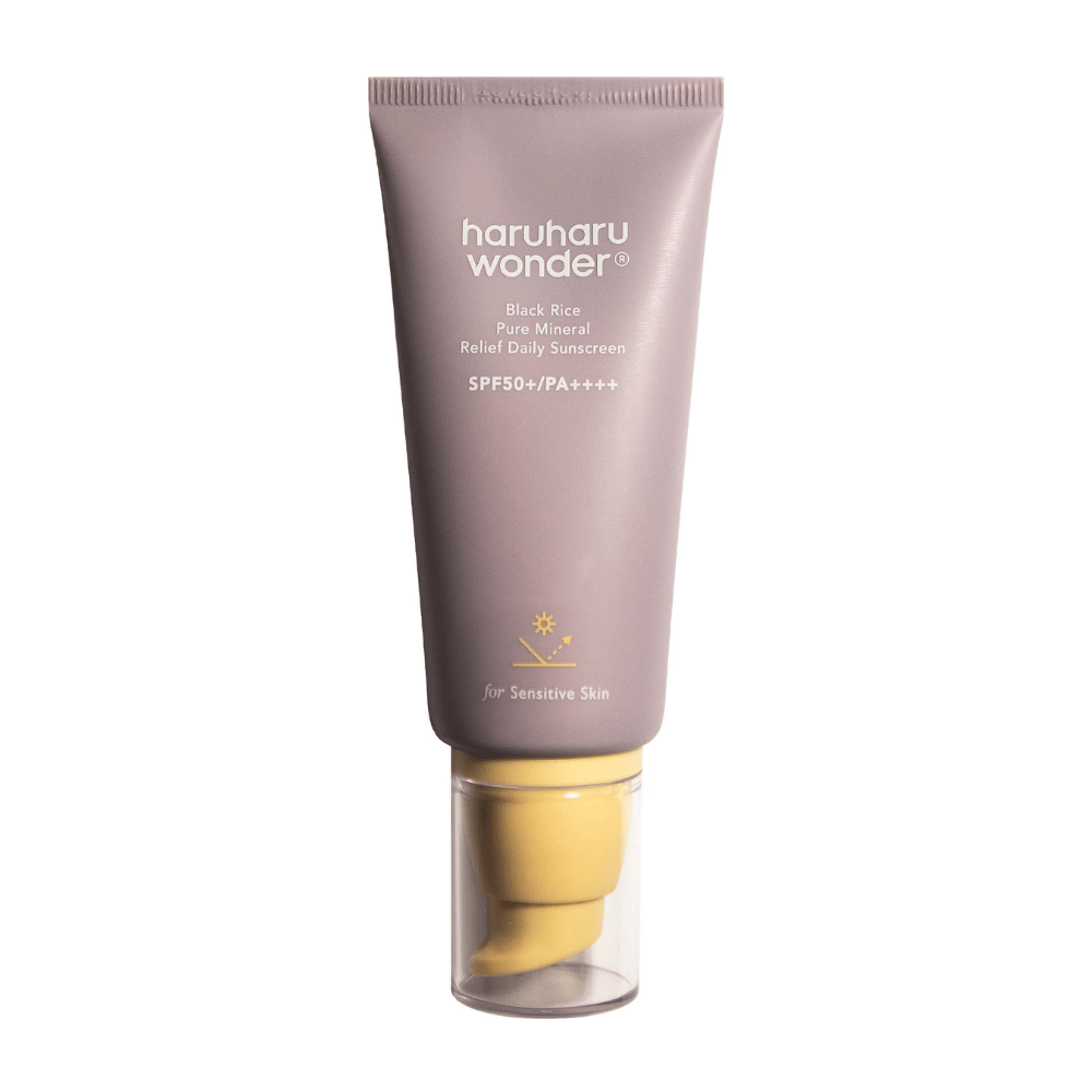 Eine lila Tube mit Haruharu Wonder Black Rice Pure Mineral Relief Daily Sunscreen SPF 50+ PA++++. Die Tube hat einen durchsichtigen Deckel und Text, der den hohen Schutzgrad der Sonnencreme beschreibt, speziell angepasst für empfindliche Haut.