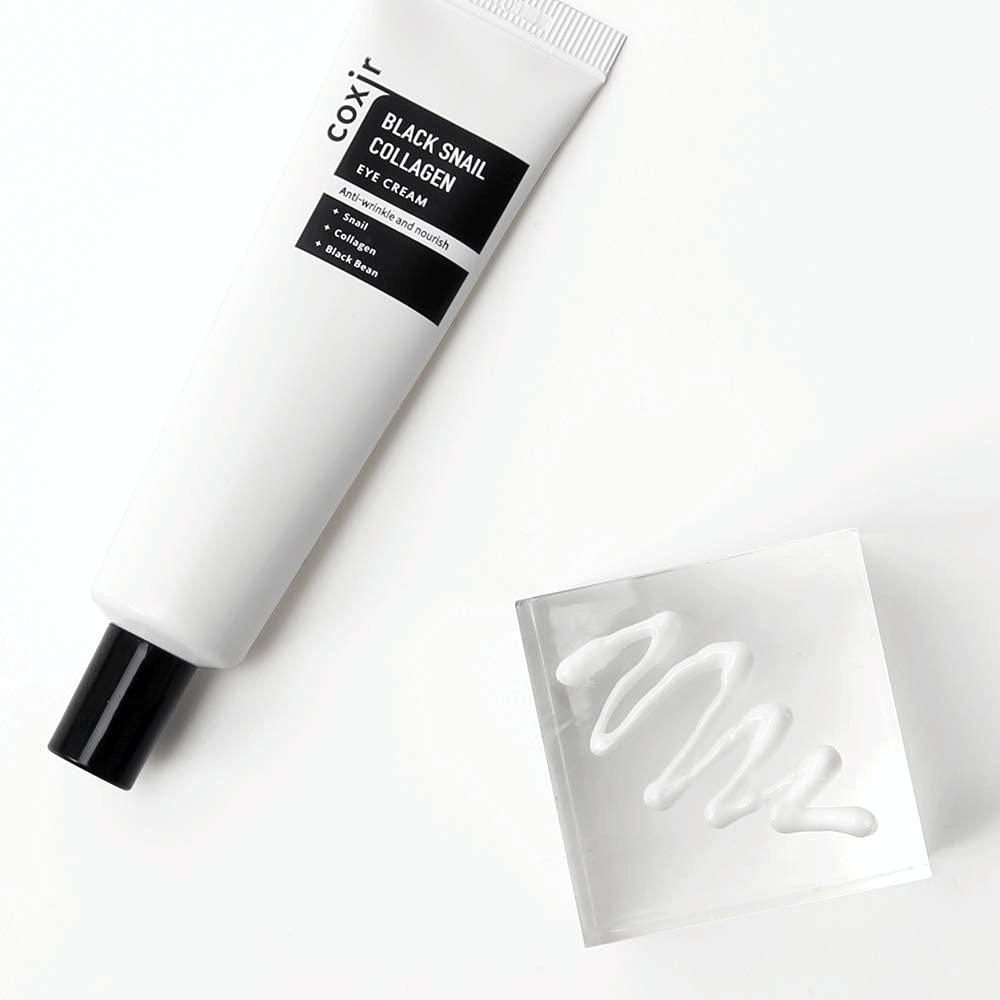 Dies ist ein Bild von "Black Snail Collagen Eye Cream". Es ist eine Augencreme, die Inhaltsstoffe wie Schneckenextrakt und Kollagen enthält, die für ihre feuchtigkeitsspendenden und pflegenden Eigenschaften bekannt sind. Das Produkt wird vermarktet, um der Haut Elastizität und Pflege zu verleihen.