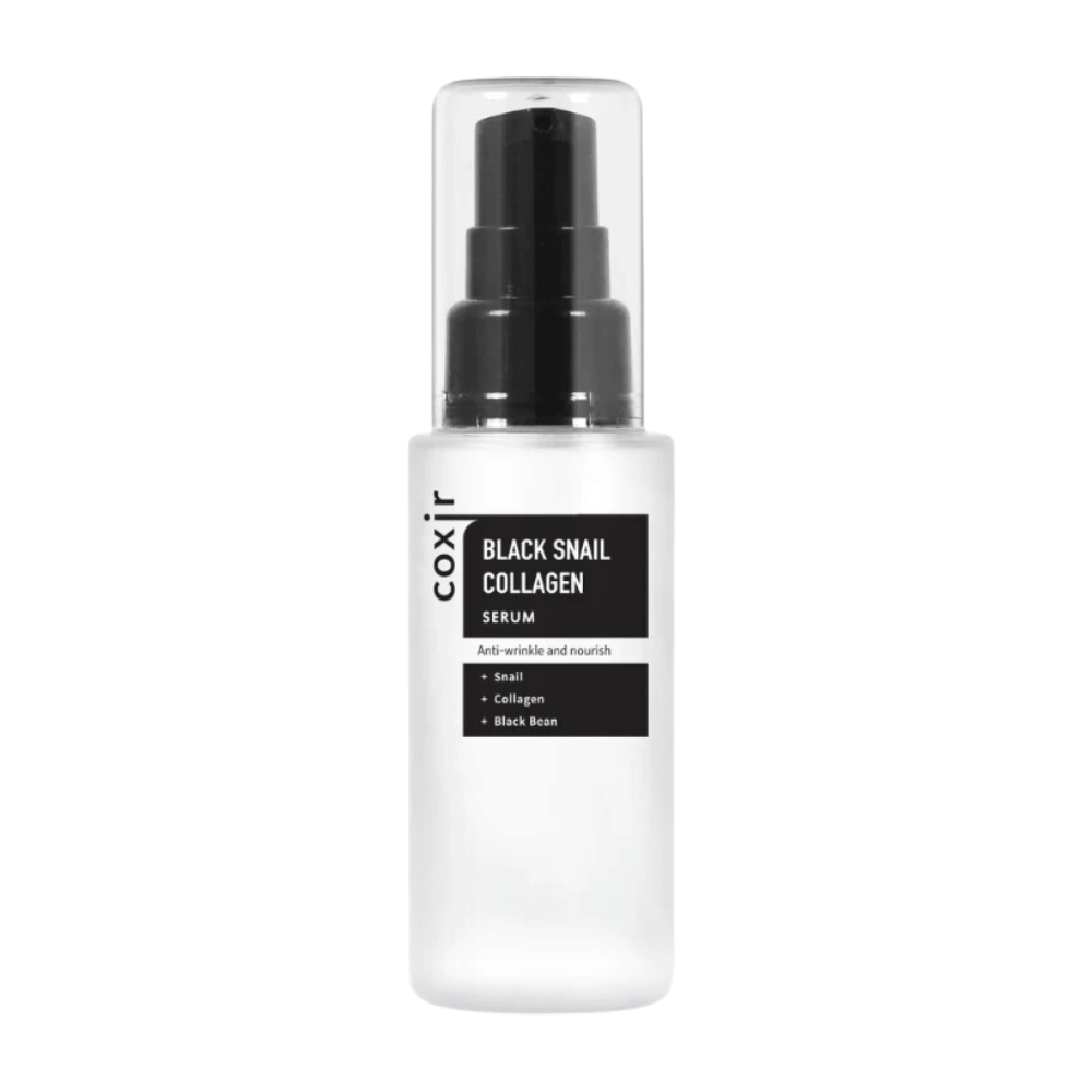Das Bild zeigt eine Flasche von "Black Snail Collagen Serum". Das Produkt ist für die Hautpflege vorgesehen, mit Anti-Falten-Eigenschaften und Nährstoffen. Hervorgehobene Inhaltsstoffe sind Schneckenextrakt, Kollagen und schwarze Bohne.