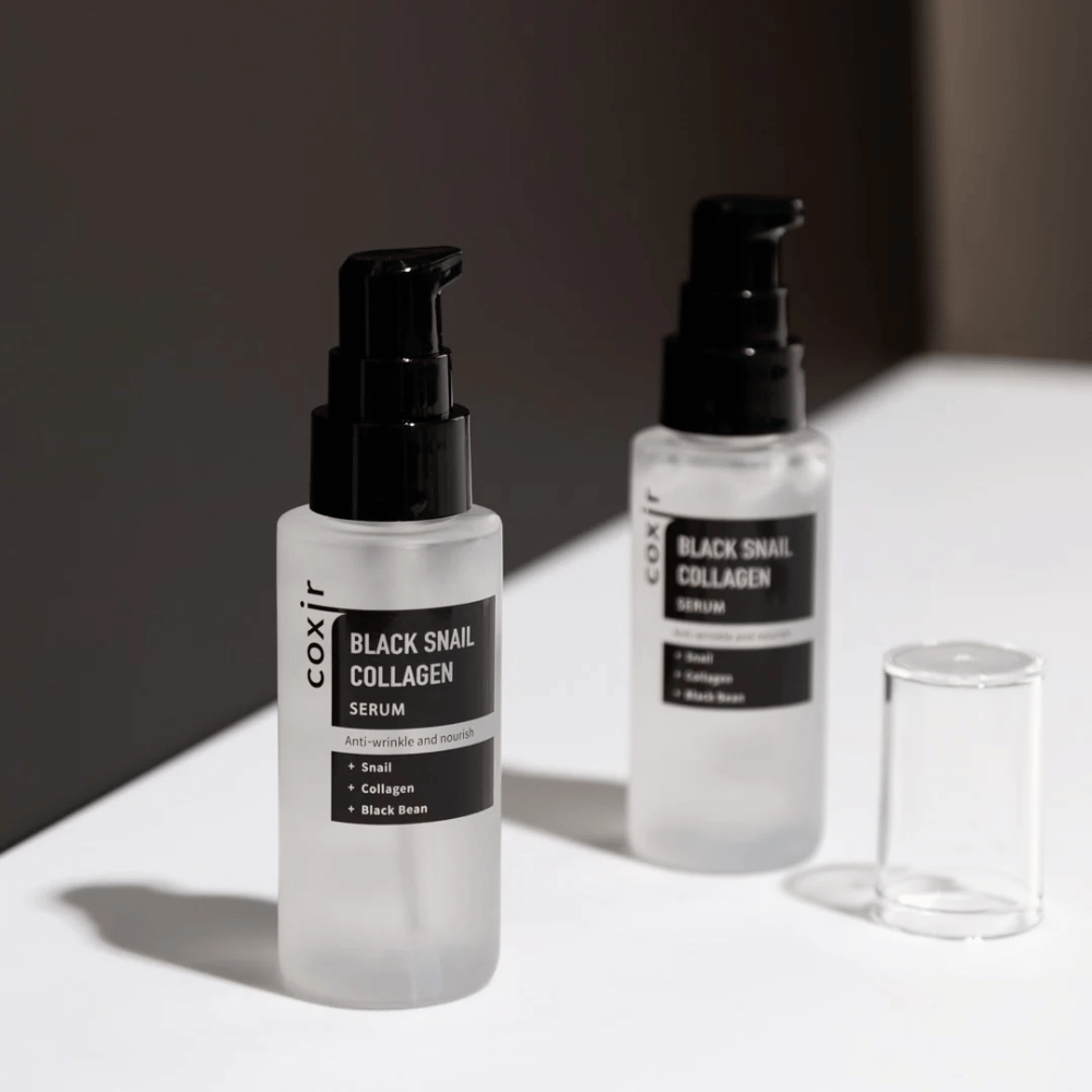  Das Bild zeigt zwei Flaschen von "Black Snail Collagen Serum". Das Serum wird als Anti-Falten und nährstoffreich vermarktet, mit Inhaltsstoffen wie Schneckenextrakt, Kollagen und schwarze Bohne.