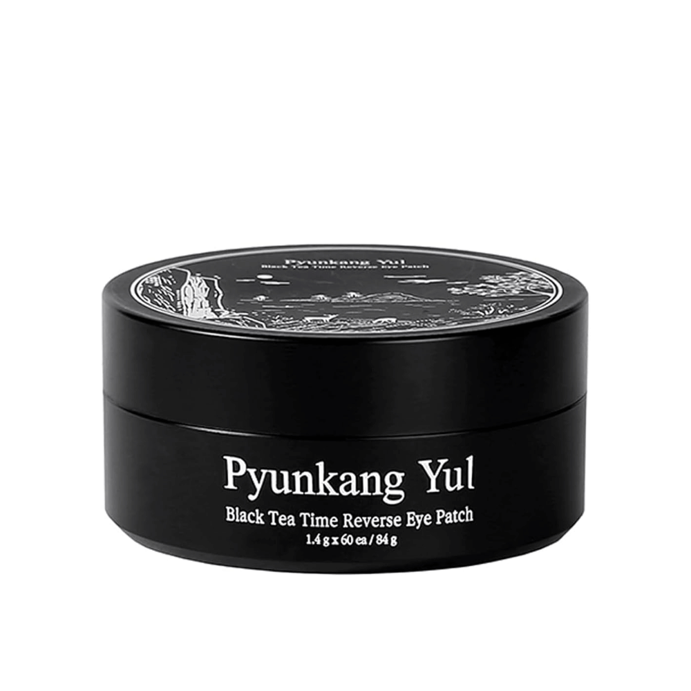 Freigestelltes Produktbild von Pyunkang Yul Black Tea Time Reverse Eye Patch in schwarzer Verpackung mit stilvollem und minimalistischem Design vor hellem Hintergrund.