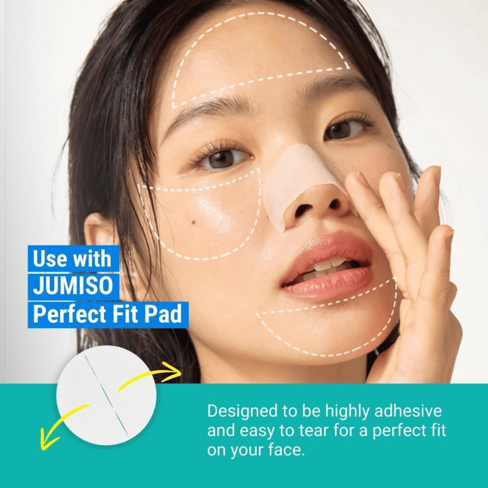 Frau trägt JUMISO Blackhead Melting Softener mit Perfect Fit Pad auf. Das Produkt löst Mitesser auf und passt sich perfekt dem Gesicht an.