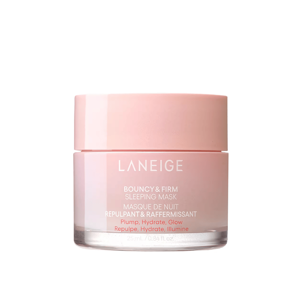 Laneige Bouncy & Firm Sleeping Mask in einem rosa Glasgefäß mit passendem Deckel. Das Produkt, das 25 ml fasst, ist dafür konzipiert, über Nacht Volumen, Feuchtigkeit und Glanz zu verleihen. Der Text auf dem Glasgefäß enthält "Plump, Hydrate, Glow."