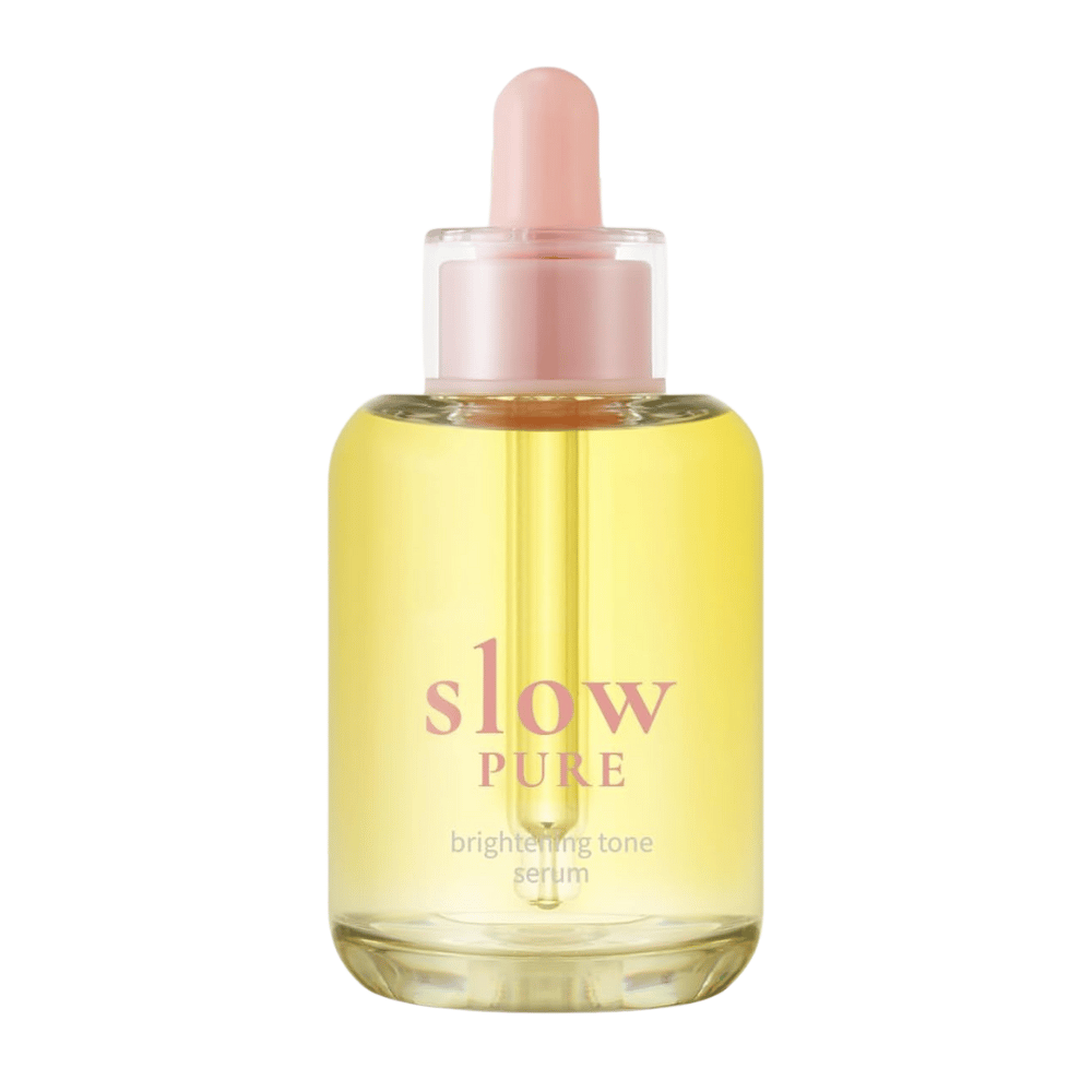 Slow Pure Brightening Tone Serum in einer klaren Glasflasche mit Pipette, gefüllt mit einem strahlend gelben Serum.