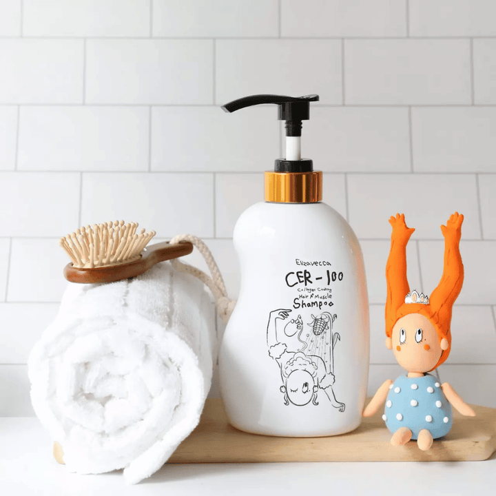 Elizavecca CER-100 Collagen Coating Hair A+ Muscle Shampoo – stärkendes Kollagen-Shampoo für trockenes und geschädigtes Haar in Badezimmerumgebung