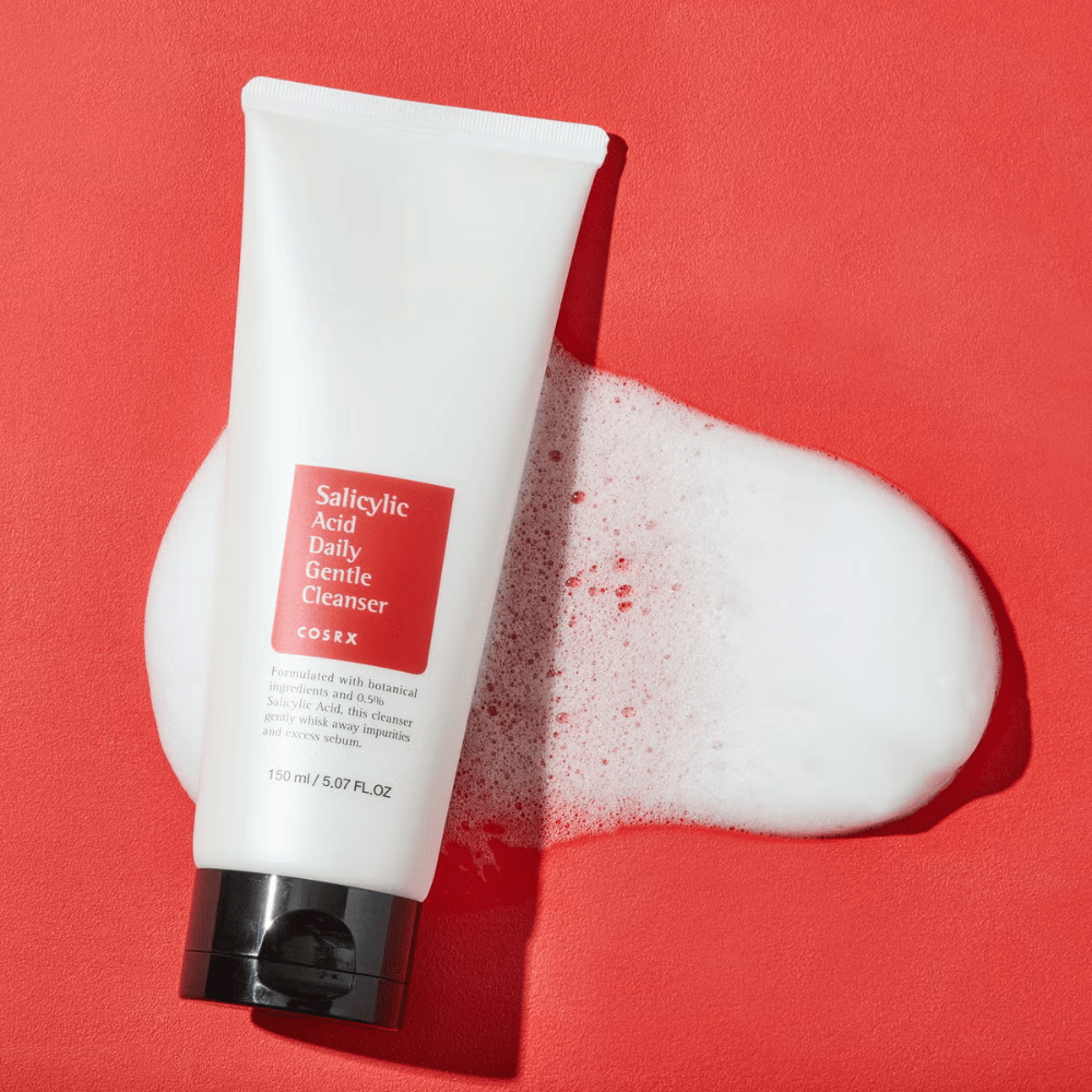 COSRX Salicylic Acid Daily Gentle Cleanser 150ml – effektive Gesichtsreinigung mit Salicylsäure gegen Akne, Mitesser und unreine Haut, gezeigt mit Schaum.