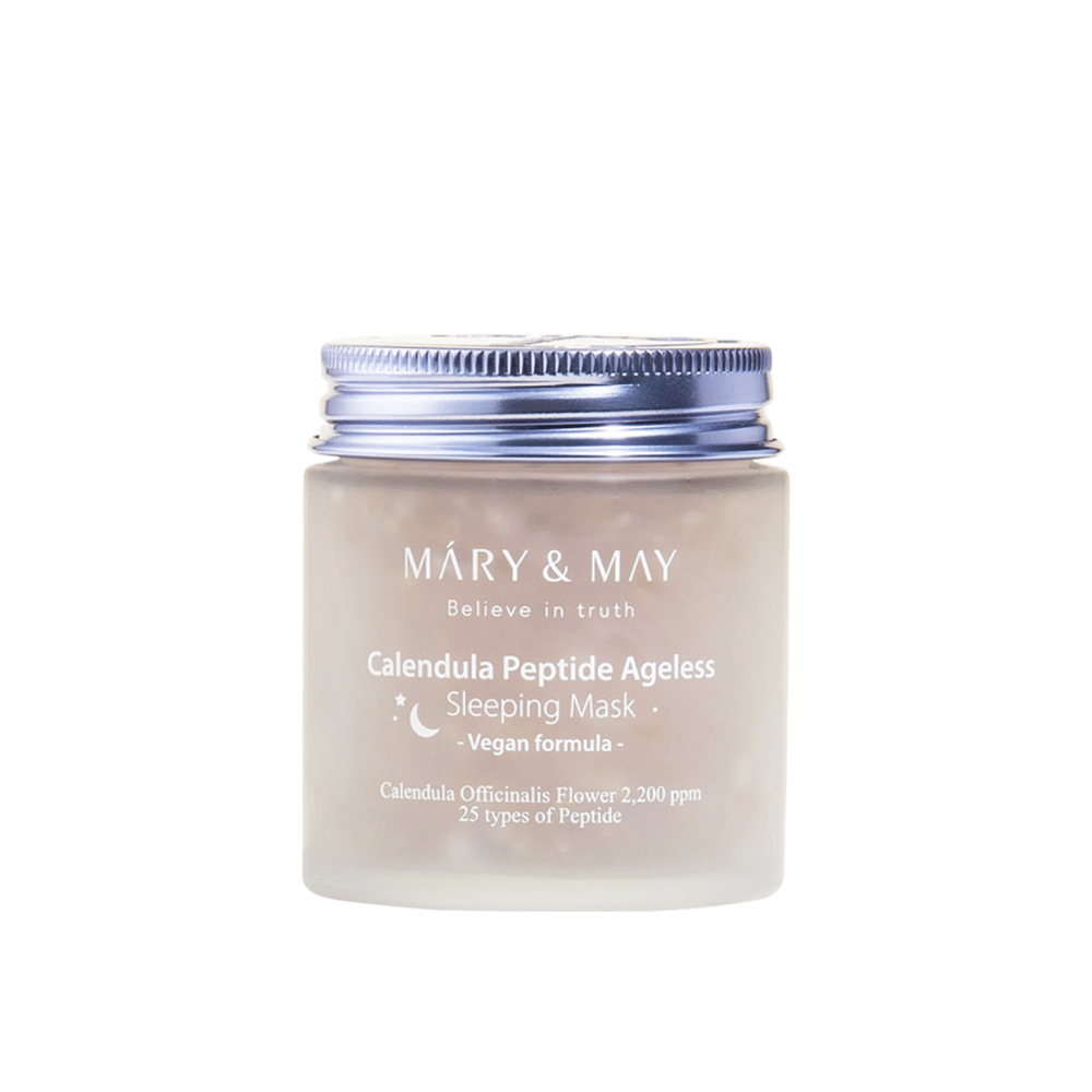 Ein Glas mit MARY & MAY Calendula Peptide Ageless Sleeping Mask. Das Glas hat einen silberfarbenen Deckel und ein Etikett mit der Aufschrift "Calendula Peptide Ageless Sleeping Mask" und "Vegan formula". Das Produkt enthält Calendula und Peptide, um der Haut über Nacht ein jugendliches Aussehen zu verleihen.