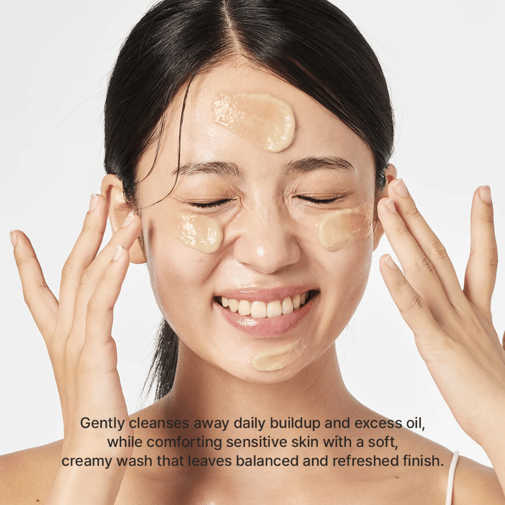 Eine Frau trägt Arencia Calendula Rice Mochi Cleanser auf – sanfte koreanische Reinigung, die Öl und Unreinheiten entfernt, während die Haut frisch und ausgeglichen bleibt.