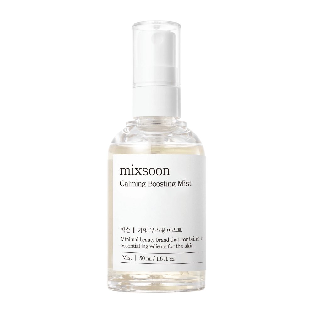 Eine durchsichtige Sprühflasche mit Mixsoon Calming Boosting Mist. Die Flasche ist mit einem einfachen, weißen Etikett versehen, das den Produktnamen zeigt und den Inhalt als essentielle Inhaltsstoffe für die Haut in einem minimalistischen Stil beschreibt.