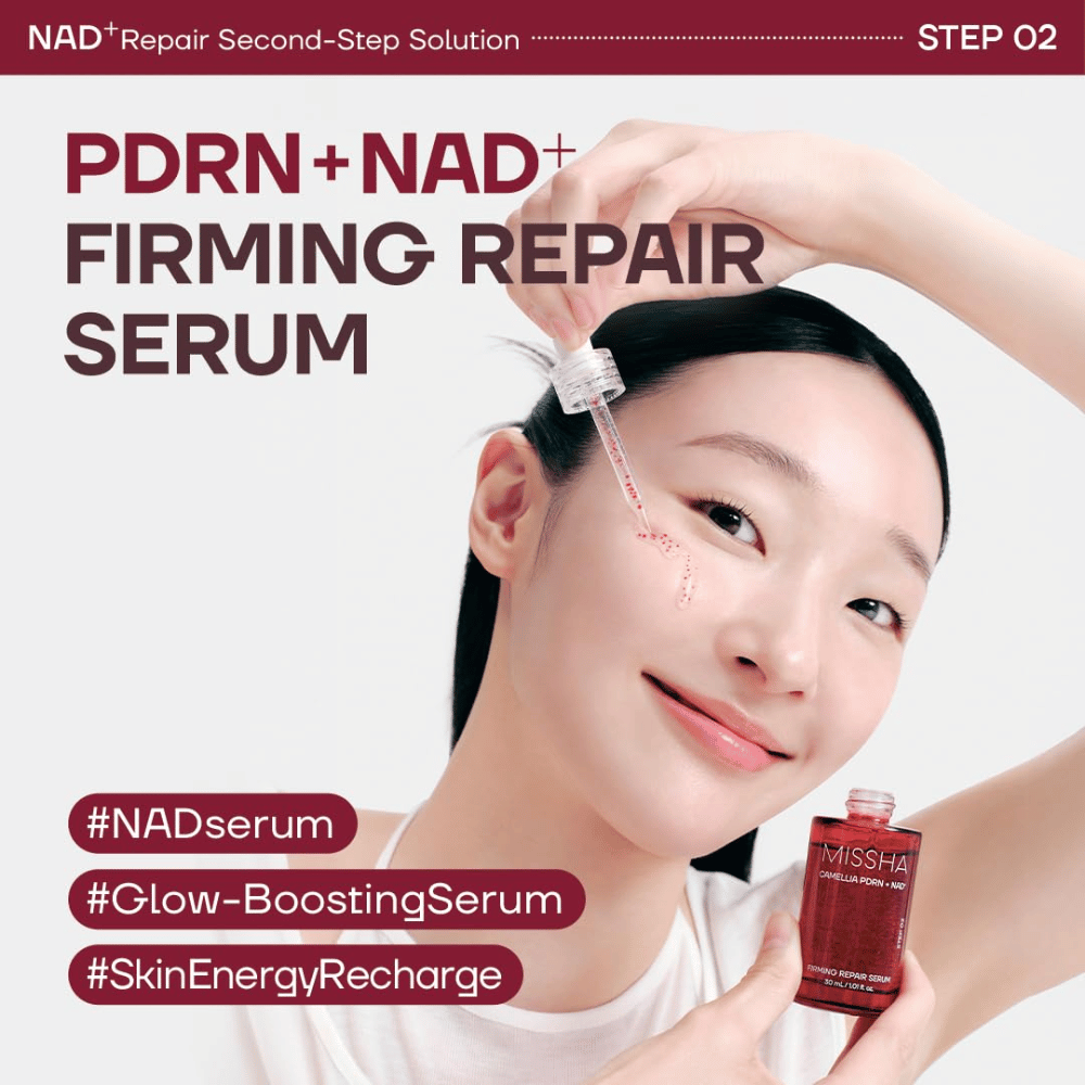 6. MISSHA Camellia PDRN NAD+ Firming Repair Serum – Modell trägt feuchtigkeitsspendendes Serum mit einer Pipette auf die Wange auf für strahlende Haut