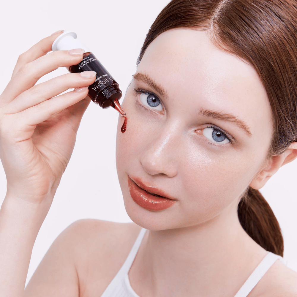 5. MISSHA Camellia PDRN NAD+ High-Potency Acid 25 Renew Peel Shot – Gesichtspeeling mit roter Formel wird auf die Haut aufgetragen