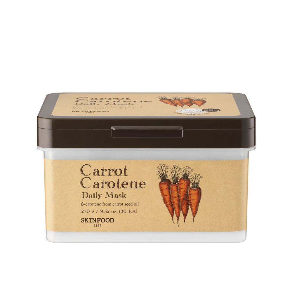 Eine Verpackung "Carrot Carotene Daily Mask" von SKINFOOD, die 30 Gesichtsmasken enthält. Das Produkt ist angereichert mit β-Carotin aus Karottensamenöl und für den täglichen Gebrauch konzipiert. Die Verpackung ist robust mit einem vintage-inspirierten Etikett, das die Karotten als Hauptzutat hervorhebt.