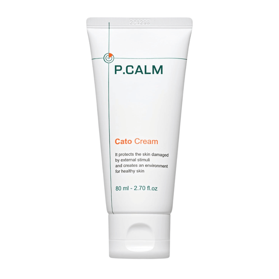 Freigestelltes Produktbild von P.CALM Cato Cream auf hellem Hintergrund. Das minimalistische Tubendesign hebt das reine und beruhigende Profil des Hautpflegeprodukts für empfindliche Haut hervor.