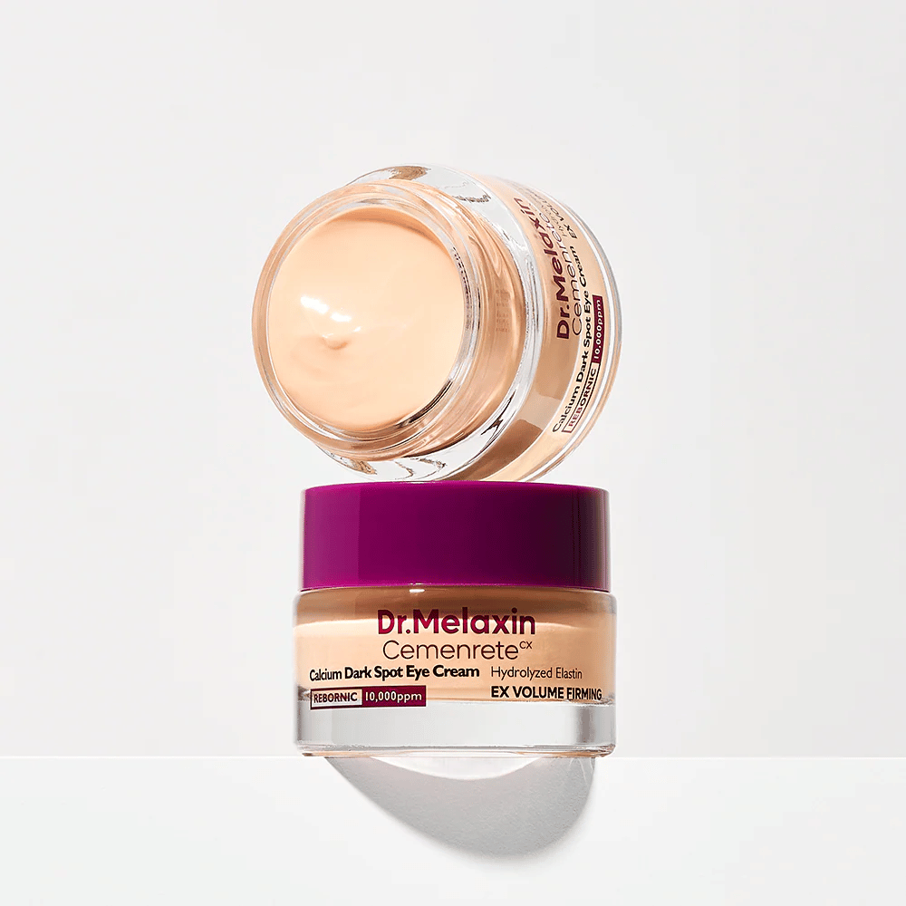 Dr.Melaxin Cemenrete Eye Cream auf dem Deckel balanciert, zeigt die reichhaltige Konsistenz der Creme und ihren Fokus auf Festigkeit und gleichmäßigen Hautton um die Augen.