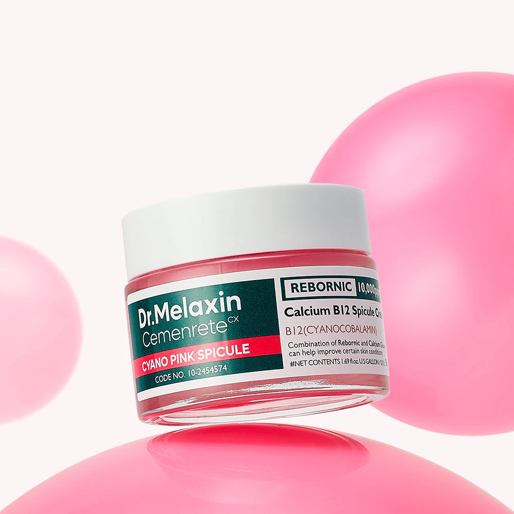 Dr. Melaxin Cemenrete Cyano Pink Spicule Cream mit Cyanocobalamin und Spicules, die der Haut helfen, sich zu erneuern und einen gleichmäßigeren Hautton zu erhalten.