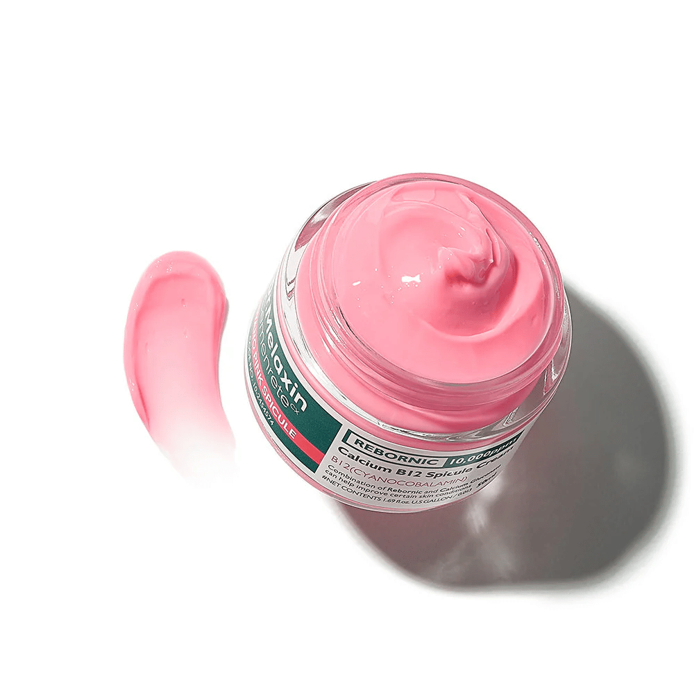 Dr. Melaxin Cemenrete Cyano Pink Spicule Cream mit rosa Cremetextur, die Feuchtigkeit spendet, die Hautbarriere stärkt und den Glanz der Haut verbessert.