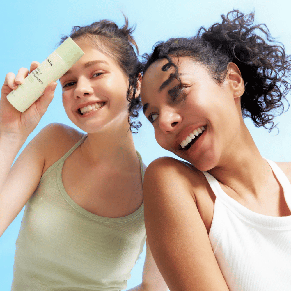 1. iUNIK Centella Calming Daily Sun Water SPF50+ PA++++ 120 ml – zwei Frauen mit natürlichem Glow präsentieren koreanischen Sonnenschutz für das Gesicht