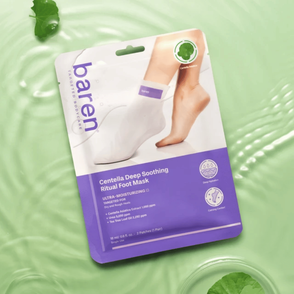 8. Baren Centella Deep Soothing Ritual Foot Mask – Verpackung mit beruhigender Fußmaske vor grünem Hintergrund mit Wasser und Centella-Blättern
