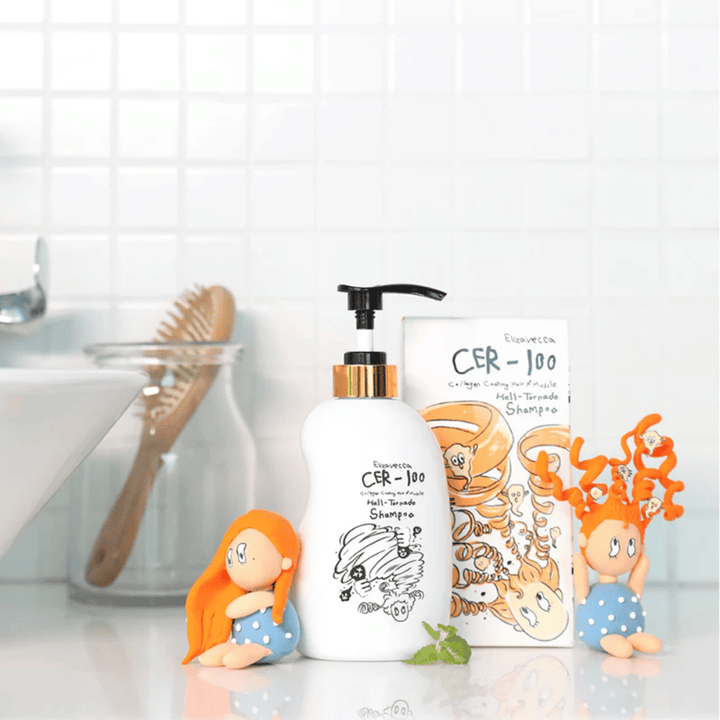 Elizavecca CER-100 Shampoo und Karton werden in einer Badezimmerumgebung neben einer Haarbürste und dekorativen Figuren gezeigt. Das Bild vermittelt eine alltägliche Haarpflegeroutine und die Verwendung des Produkts in der häuslichen Umgebung.
