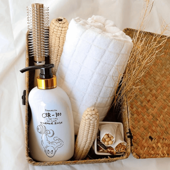 Elizavecca CER-100 Treatment Rinse – stärkender Kollagen-Conditioner für krauses und chemisch behandeltes Haar in natürlicher Badezimmerumgebung