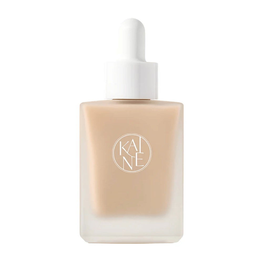 KANE Chaga Collagen Charging Serum in einer eleganten, mattierten Glasflasche mit weißer Pipette. Feuchtigkeitsspendendes Serum angereichert mit Kollagen und Chaga-Extrakt für festere Haut.