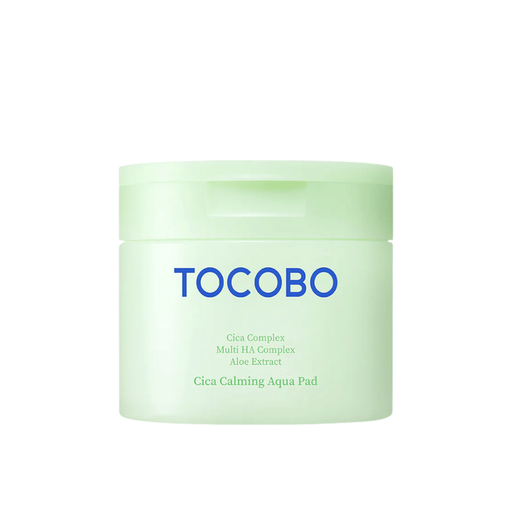 Produktbild von TOCOBO Cica Calming Aqua Pad auf weißem Hintergrund. Die Verpackung wird deutlich gezeigt, mit Fokus auf Design und Produktinformationen.