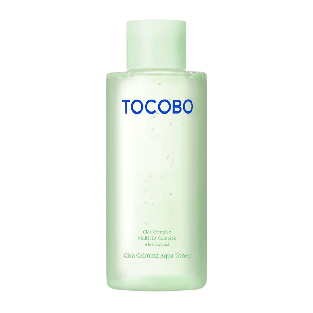Freigestelltes Produktbild von TOCOBO Cica Calming Aqua Toner mit minimalistischem hellgrünem Design, das das reine und beruhigende Gefühl des Produkts hervorhebt.