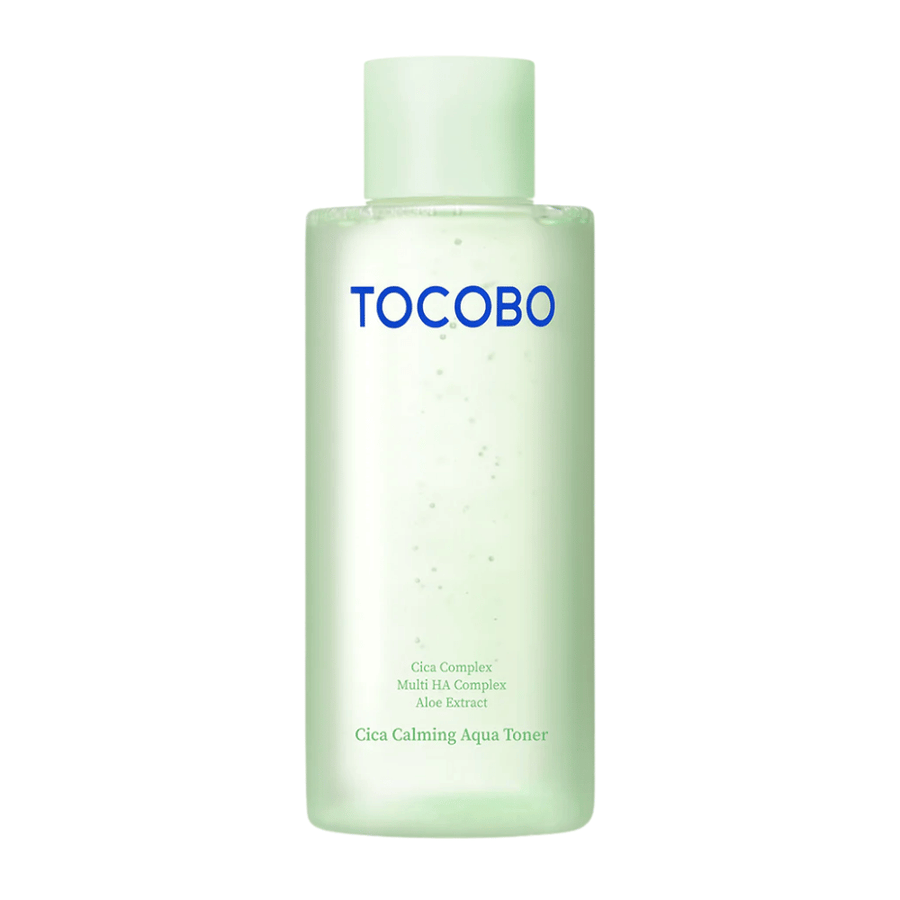 Freigestelltes Produktbild von TOCOBO Cica Calming Aqua Toner mit minimalistischem hellgrünem Design, das das reine und beruhigende Gefühl des Produkts hervorhebt.