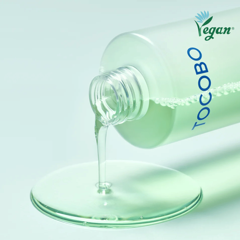 Nahaufnahme von TOCOBO Cica Calming Aqua Toner, das ausgegossen wird, um die klare, leichte und kühlende Konsistenz des Produkts hervorzuheben.