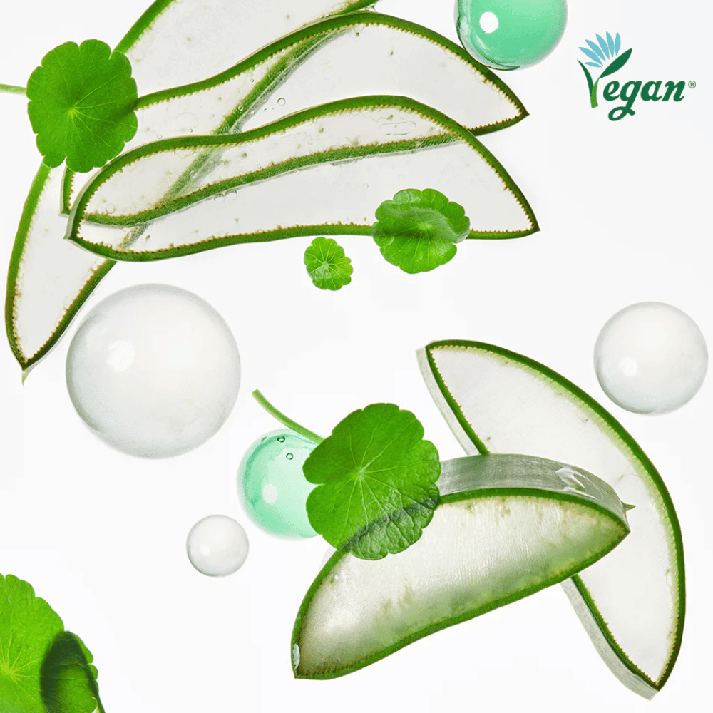 Inhaltsstoffbild, das beruhigende und feuchtigkeitsspendende Pflanzenextrakte wie Aloe Vera und Centella Asiatica zusammen mit einer veganen Kennzeichnung und frischen Wasserblasen zeigt, die die Feuchtigkeitsversorgung symbolisieren.