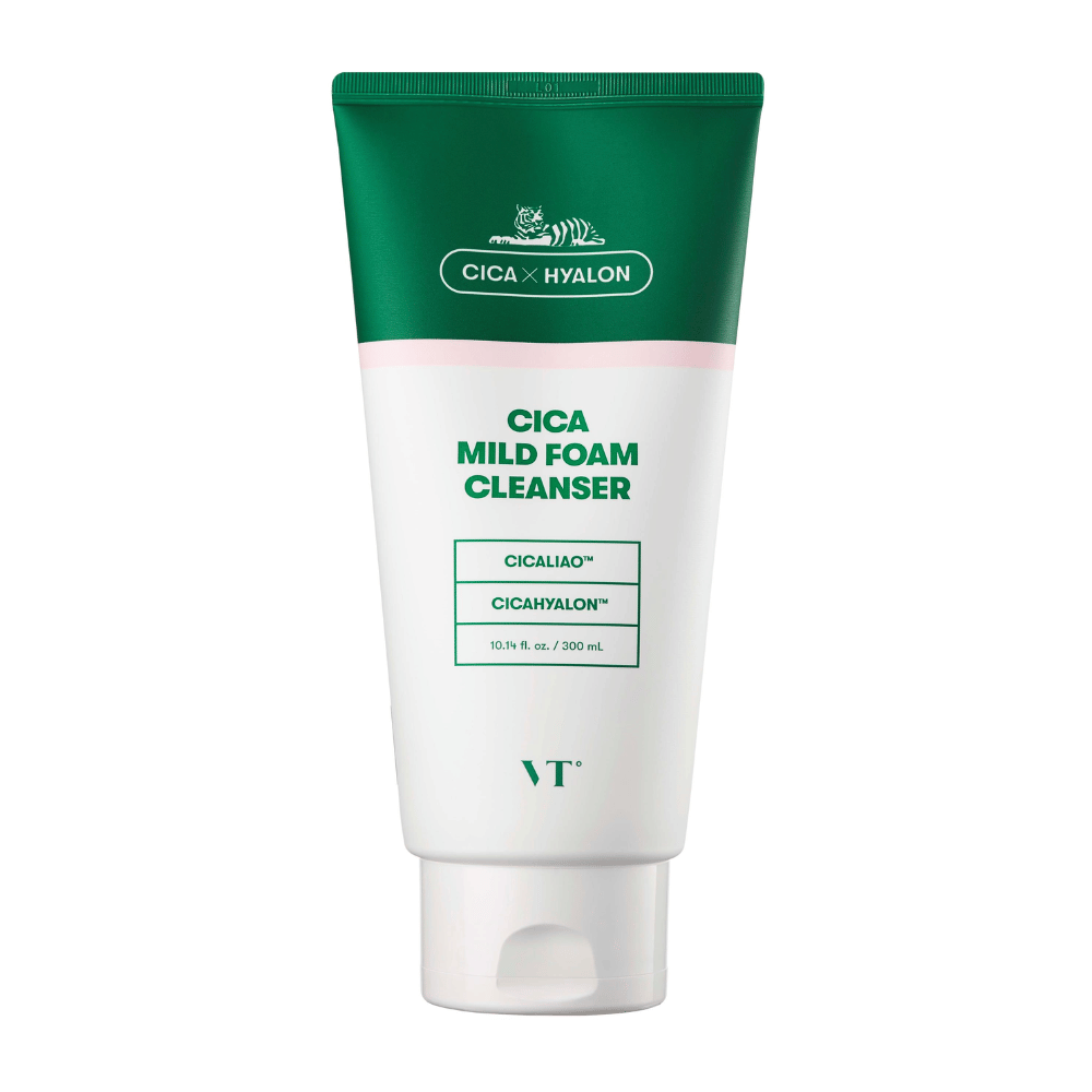 VT Cica Mild Foam Cleanser in einer grünen und weißen Tube vor weißem Hintergrund. Die Verpackung zeigt die Inhaltsstoffe CICALIAO™ und CICAHYALON™ und gibt an, dass das Produkt 300 ml enthält.