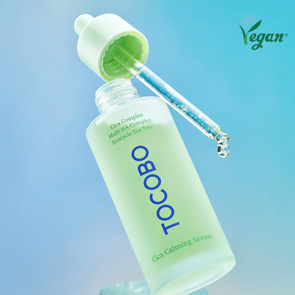 TOCOBO Cica Calming Serum mit Pipette vor blauem Hintergrund, leicht absorbierendes K-beauty Serum, das die Hautbarriere stärkt und für empfindliche, fettige und zu Akne neigende Haut geeignet ist.
