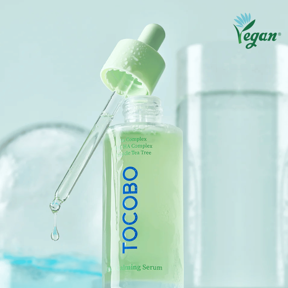 Nahaufnahme von TOCOBO Cica Calming Serum mit Pipette und Tropfen, feuchtigkeitsspendendes und beruhigendes Gesichtsserum mit Cica, Multi-HA-Komplex und tea tree für empfindliche Haut.