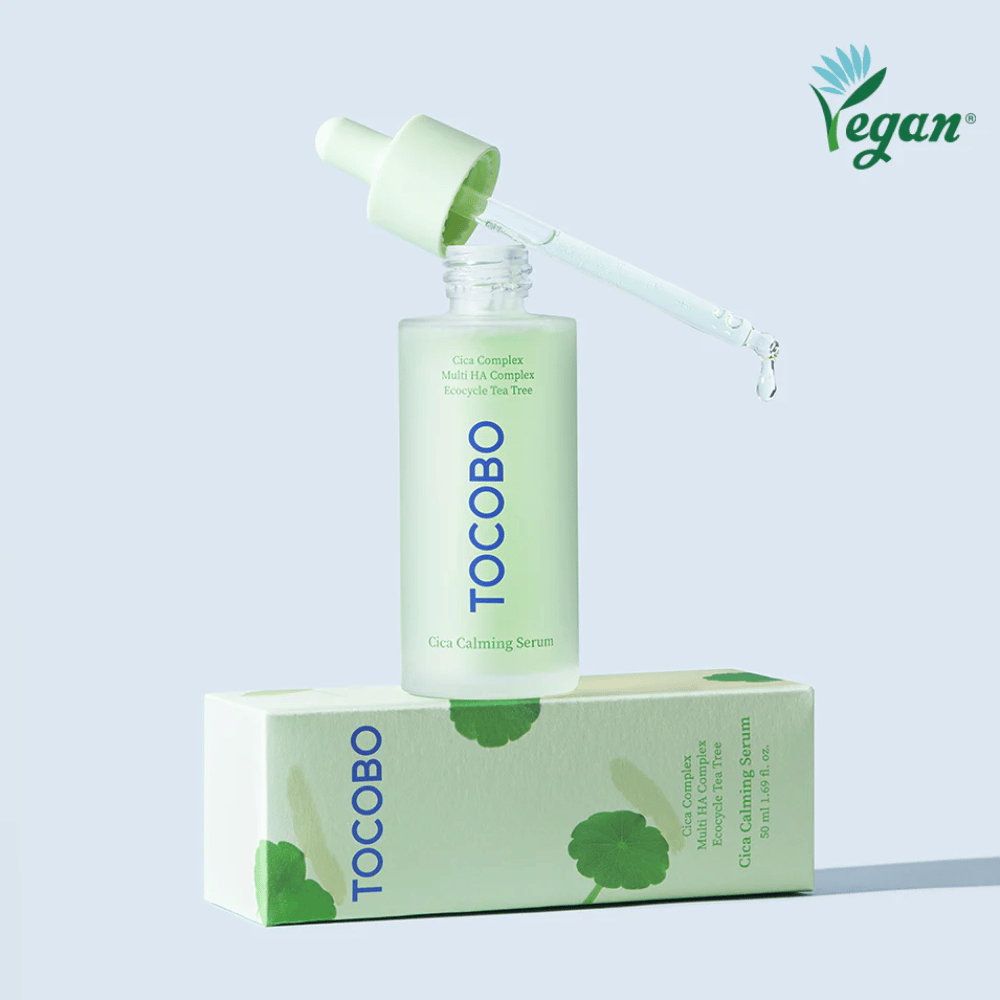 TOCOBO Cica Calming Serum auf der Produktverpackung mit Pipette platziert, leichtes und beruhigendes K-beauty Serum für gereizte und zu Akne neigende Haut, vegane Formel mit Cica-Komplex.