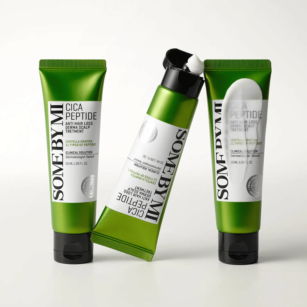 Drei Tuben von SOME BY MI Cica Peptide Anti Hair Loss Derma Scalp Treatment in Grün und Weiß, wobei eine Tube geöffnet ist und weiße Creme sichtbar ist.
