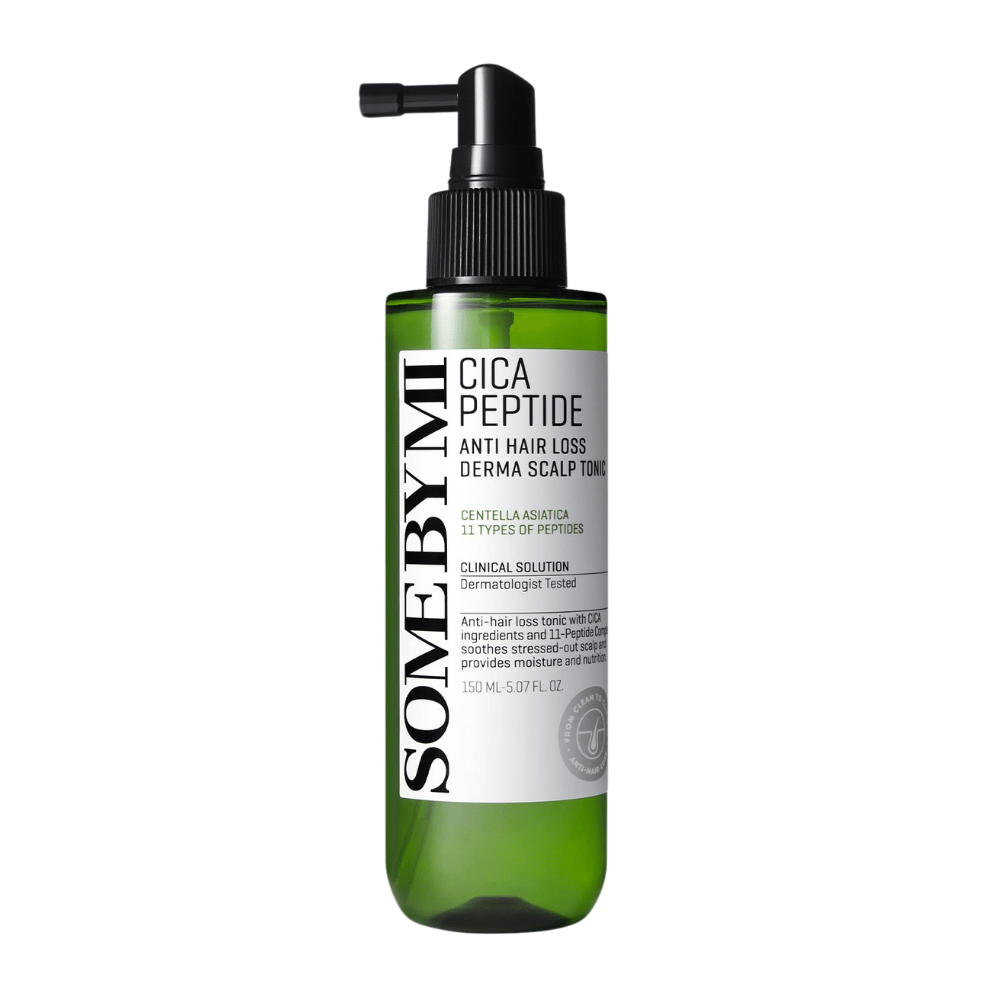 SOME BY MI Cica Peptide Anti Hair Loss Derma Scalp Tonic in grüner Flasche mit schwarzem Sprühkopf und weißem Etikett, vor weißem Hintergrund gezeigt.