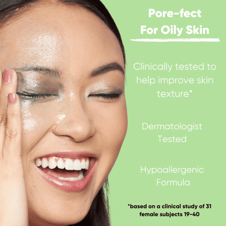 Modell mit frischer Haut, das die Wirkung von Clean It Zero Pore Clarifying Cleansing Balm zeigt, klinisch getestete und hypoallergene Formel, die die Hautstruktur verbessert und für fettige Haut geeignet ist.