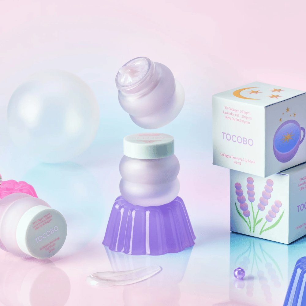 Mehrere Gläser von TOCOBO Collagen Boosting Lip Mask mit fantasievoller Pastellhintergrund.