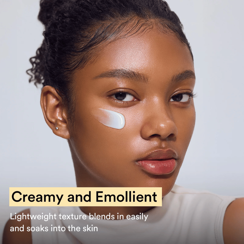 Frau mit Abib Collagen Eye Crème auf der Wange. Das Produkt hat eine seidige Konsistenz, die schnell einzieht und die Hautoberfläche glättet.