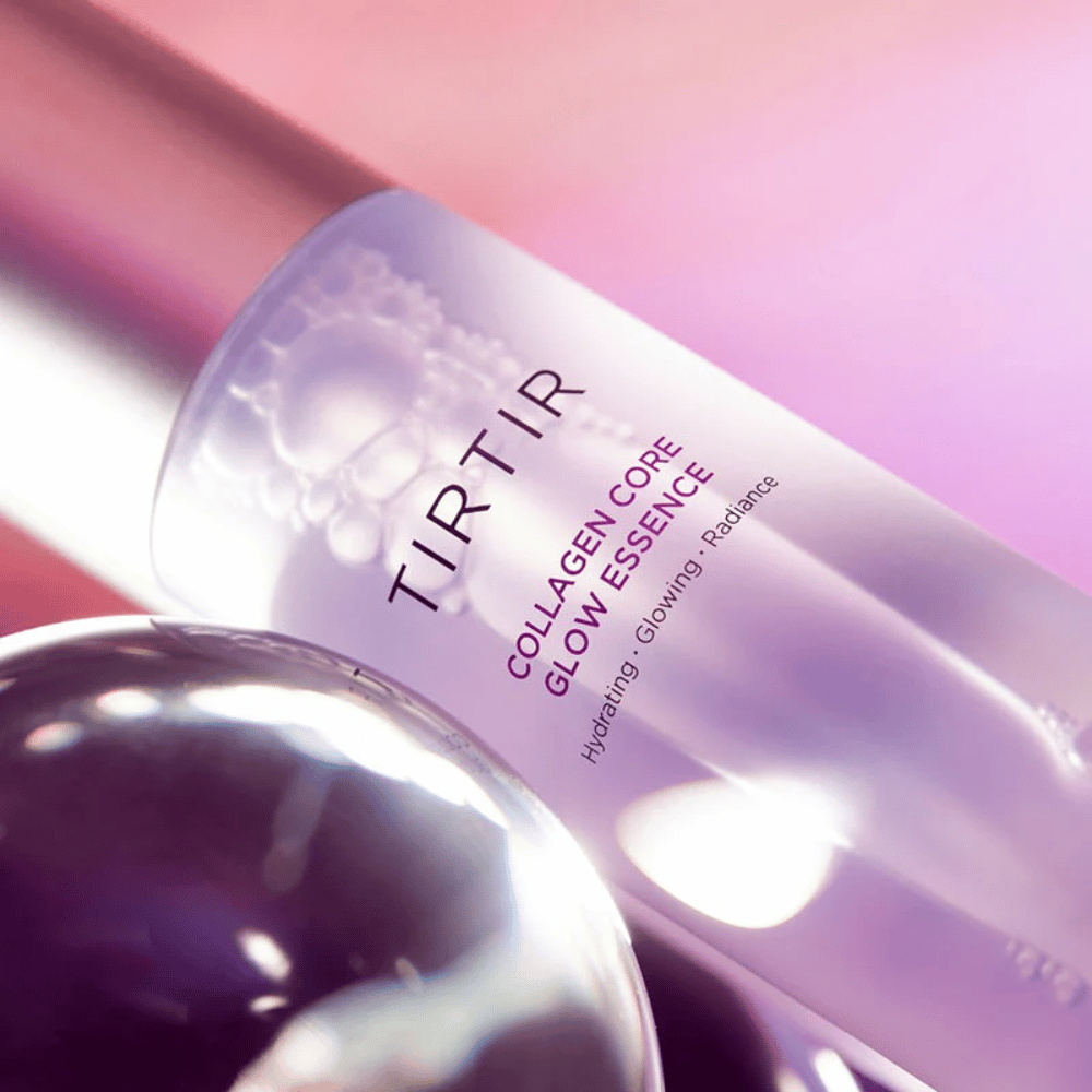 Nahaufnahme von TIRTIR Collagen Core Glow Essence – strahlende Essenz in einer eleganten lila Flasche mit Fokus auf Feuchtigkeit und dem natürlichen Glow der Haut.