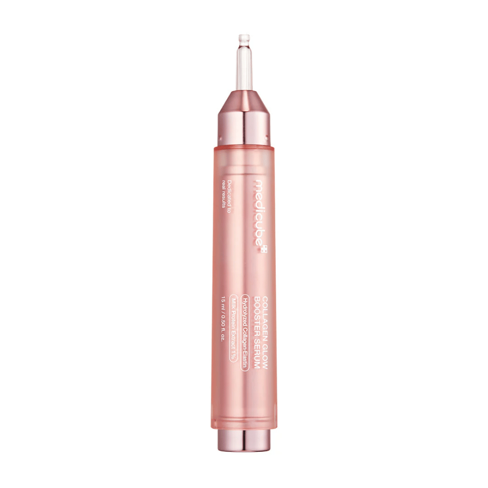 Medicube Collagen Glow Booster Serum ist ein fortschrittliches Hautpflegeprodukt, das entwickelt wurde, um den Glanz und die Elastizität der Haut zu verbessern. Die Verpackung ist elegant in Rosa, was den Fokus des Serums auf die jugendliche und strahlende Ausstrahlung der Haut hervorhebt.
